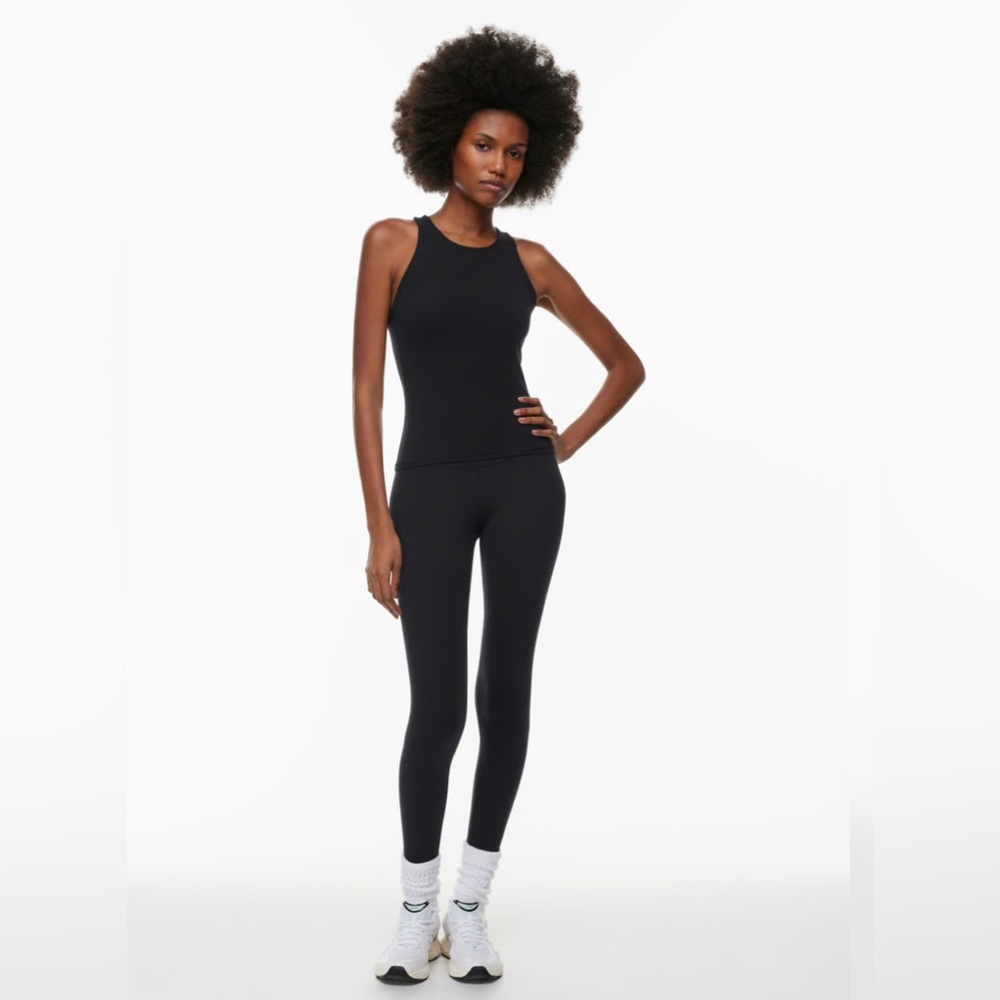 {ARITZIA} Golden
BUTTER Atmosphere Hi-Rise Legging 6 short
